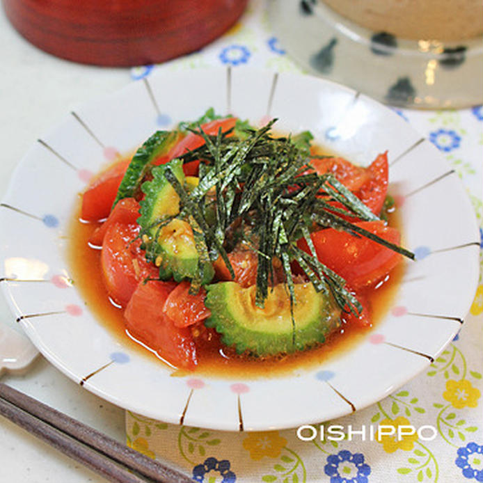 柄皿に盛られたゴーヤとトマトの海苔サラダ