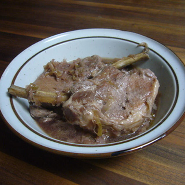 骨付豚ロース肉と紫キャベツザワークラウド