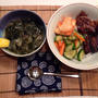 カルビ乗っけ丼とたっぷりワカメ、韓国風スープ