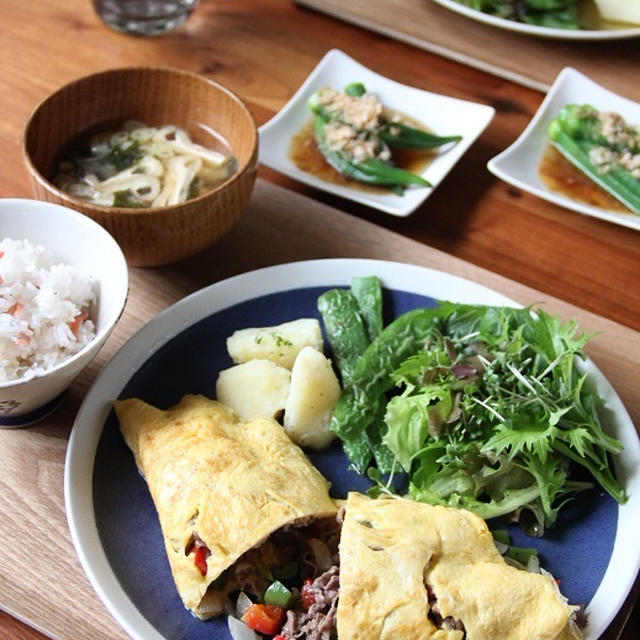 牛肉と野菜のオムレツ・プレート。マフィン。