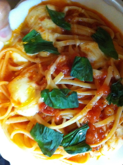トマトとモッツァレラチーズのスパゲティー