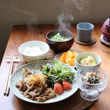 スライスオニオンたっぷり！豚肉の生姜焼き・献立。