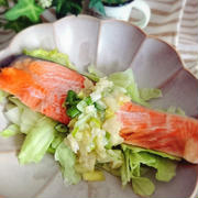 火も包丁不要！サケとキャベツの香味塩こうじタレ