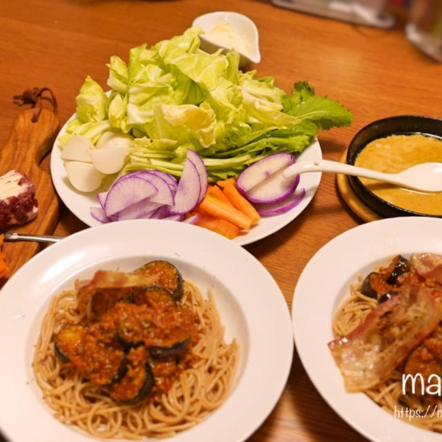 茄子とベーコンのミートソーススパゲッティに、旬の自然栽培野菜のバーニャカウダに、チーズプラトーの晩ごはんと、本日のショコラ