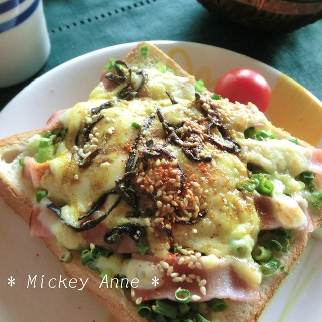 レモンでさっぱり♡葱胡麻ベーコン塩昆布トースト。