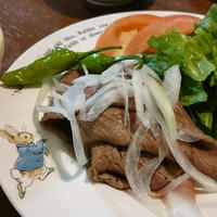 上州和牛をサッと焼いてローストビーフ風に♪玉ねぎバルサミコソースでいただきます(*^_^*)♡