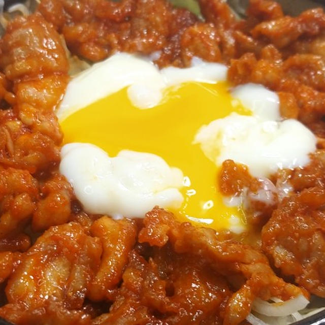 温玉がヤンニョムの辛さをまろやかにしてくれます！旨辛豚丼★
