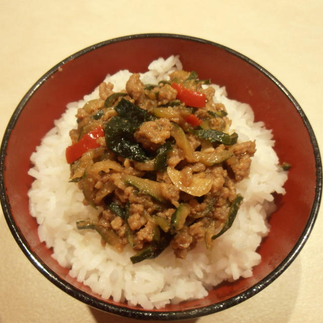 インスタント味噌汁で簡単　ズッキーニと挽肉の味噌煮込み丼