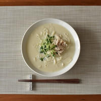 『蒸し鶏の白味噌豆乳うどん』