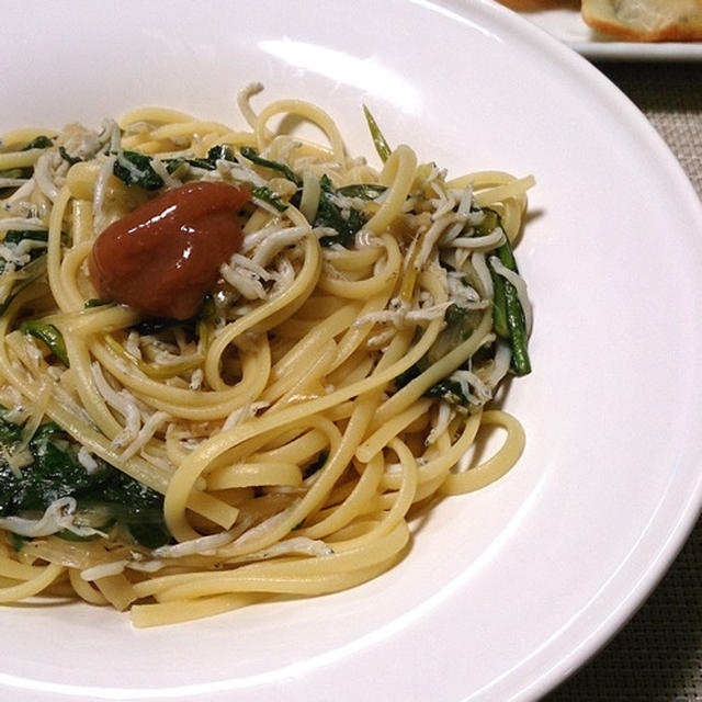 和歌山土産のねり梅で☆しらすと春菊の梅和風パスタ