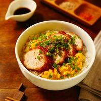 七味唐辛子や小ねぎと共に濃厚タレをかけるとさらに美味しい！！ミツカン味ぽんでお手軽に作れるさっぱり鶏チャーシューとフワフワ半熟卵の親子丼　【Recipe no.1711】【レシピブログアワード2018】