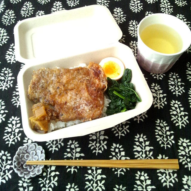 台湾の弁当屋の排骨飯