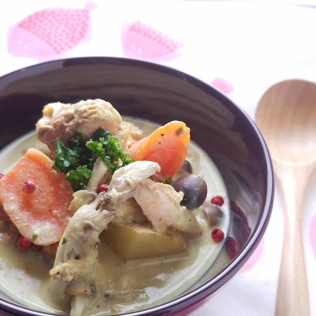 缶詰レシピ♪鮭の水煮缶でカレー味の豆乳スープ