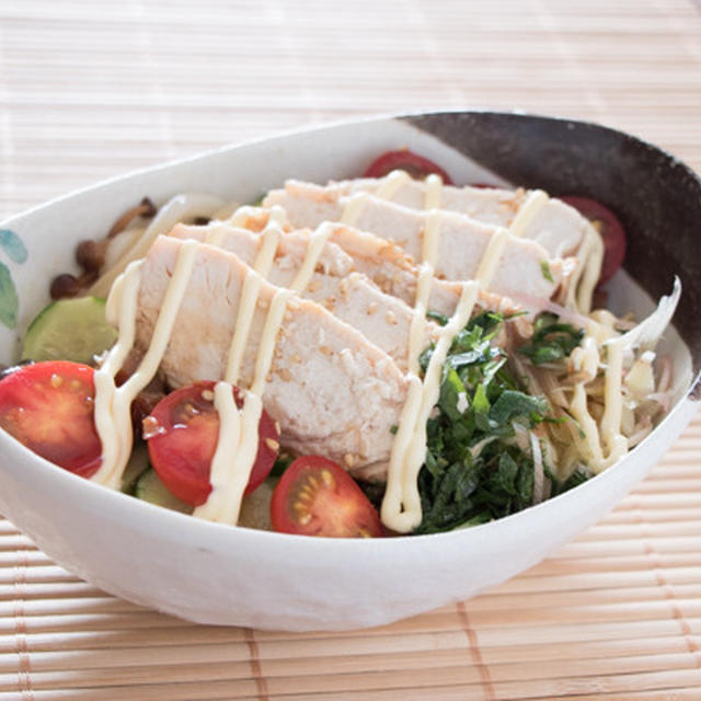 【モニター】さっぱり鶏チャーシューで麺つゆ不要の「サラダうどん」