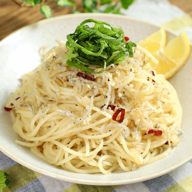 レモンをキュッと絞って！【しらすとナンプラーの夏パスタ】