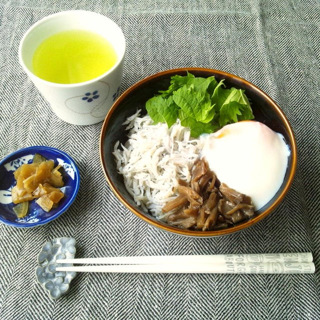 舞茸の甘辛煮　それをトッピングした、釜揚げしらす丼