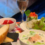 簡単夕食はソフトフランスパンと一緒に春キャベツと海老のクリームスープ