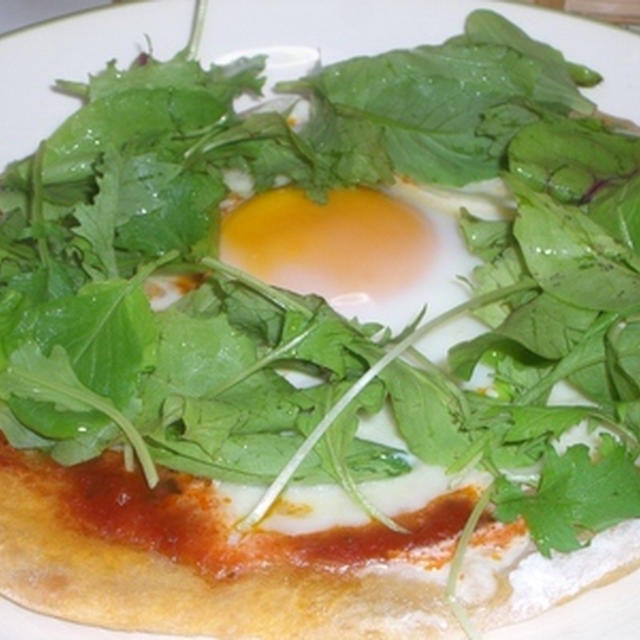 巣ごもり卵のピザ