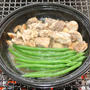 炭火で作る『鶏肉といんげん』のタジン蒸し