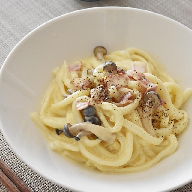 クリームチーズで作るカルボナーラ風うどん。