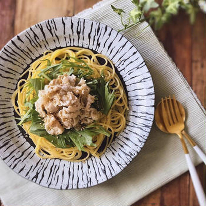 柄物の皿に盛りつけられた、豚肉と水菜のバターしょうゆパスタ