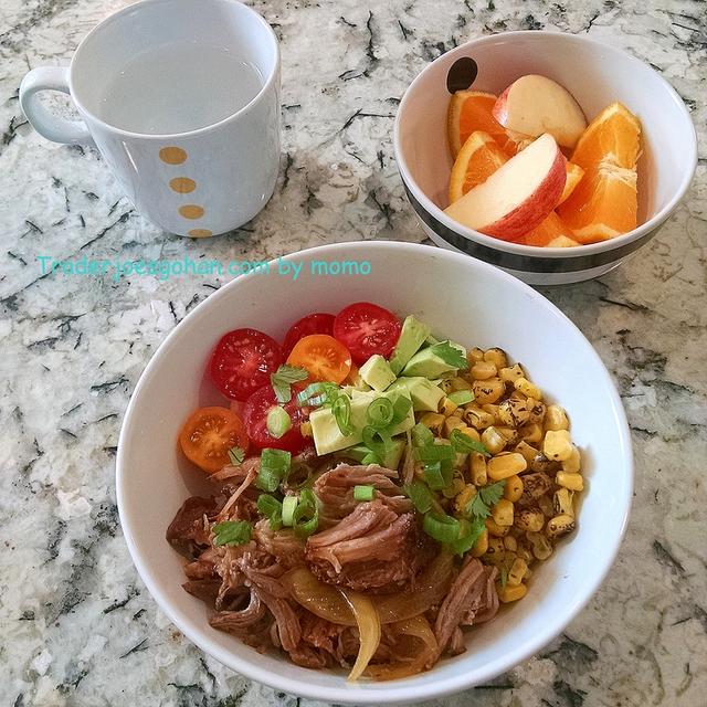 トレーダージョーズ　ROASTED CORNとPULLED　PORK丼　レシピ　超簡単