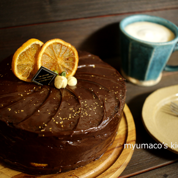 木の皿に盛られたフラフのチョコレートオレンジケーキ