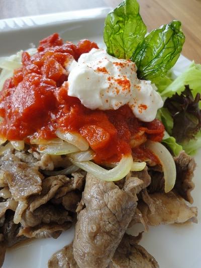 意外！でも美味しい簡単！牛こま肉のトマトソースとドリップヨーグルト添え