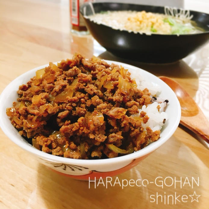 茶碗に盛りつけられたひき肉と玉ねぎのそぼろ丼