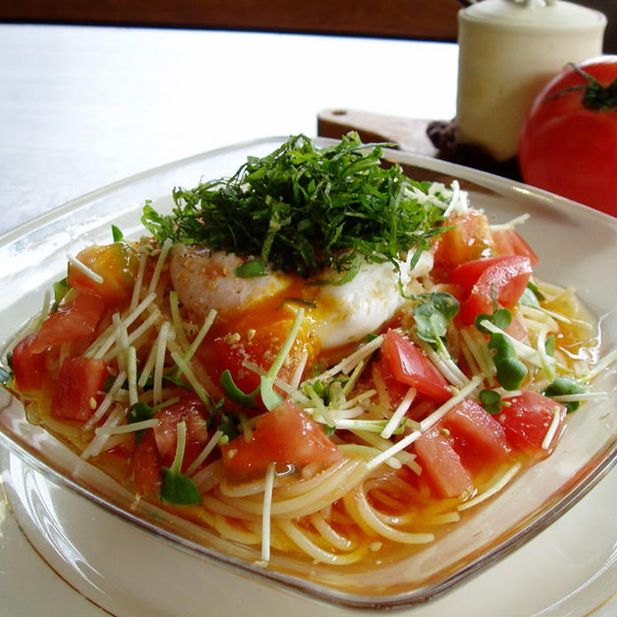 ガラスの角皿に盛られたおろしトマトと温泉卵の冷製スパゲッティ