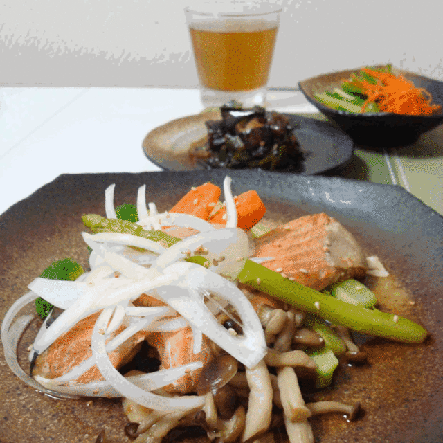 鮭の焼き浸しと温野菜、茄子とニラのニンニク浸し、水菜ときゅうりと人参のサラダ（Grilled and Marinated Salmon with Steamed Veggies, Stir-Fried Eggplant and Garlic Chives, and Mizuna Salad with Sliced Cucumber and Carrot）