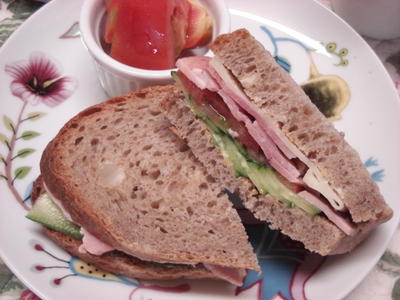パン・ド・カンパーニュのサンドイッチ