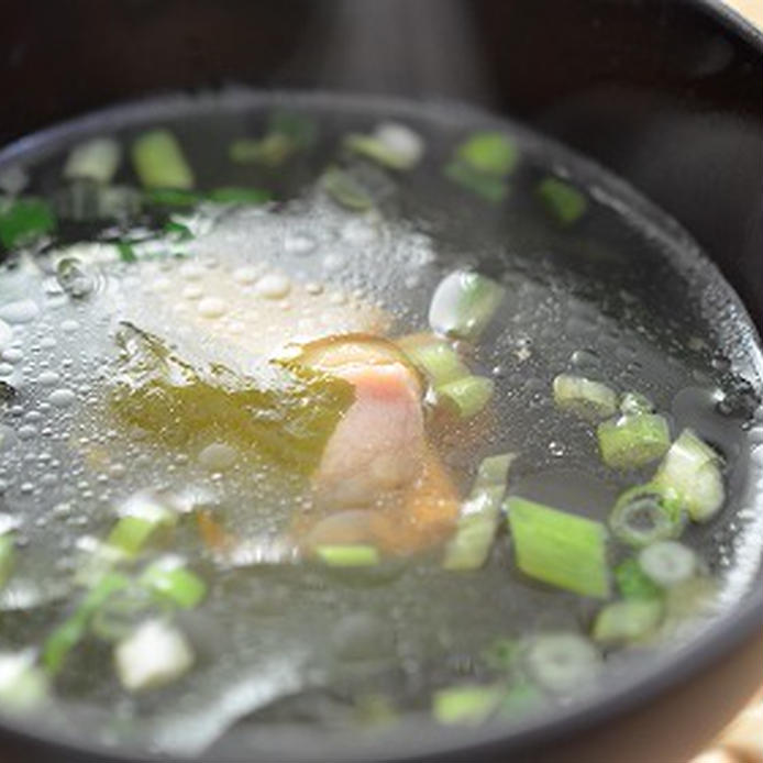 黒い器に入った鶏とわかめの生姜スープ
