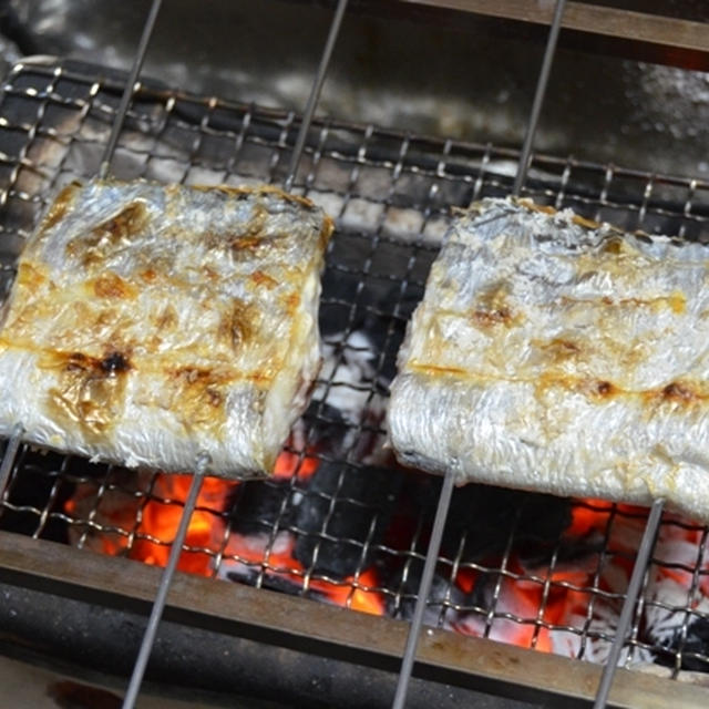 炭火で作る　太刀魚の塩焼