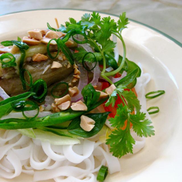 タイ焼きナスのぶっかけ米麺。