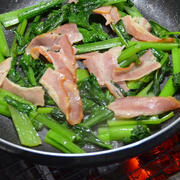 炭火で作る『小松菜とベーコン炒め』