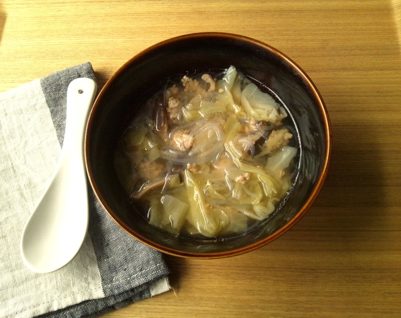 キャベツと春雨、挽き肉の中華風スープ