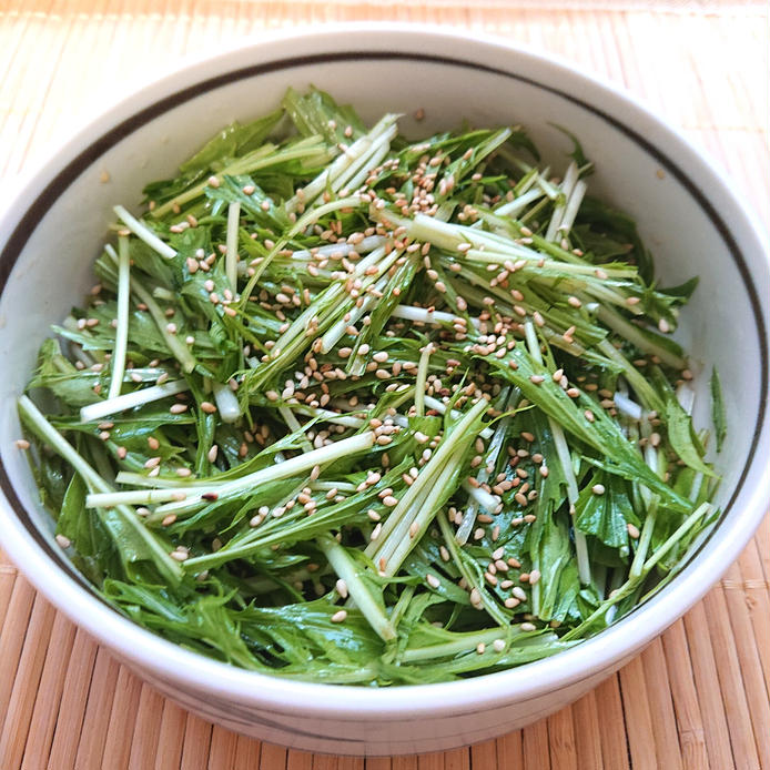 器に盛られた水菜のごまサラダ