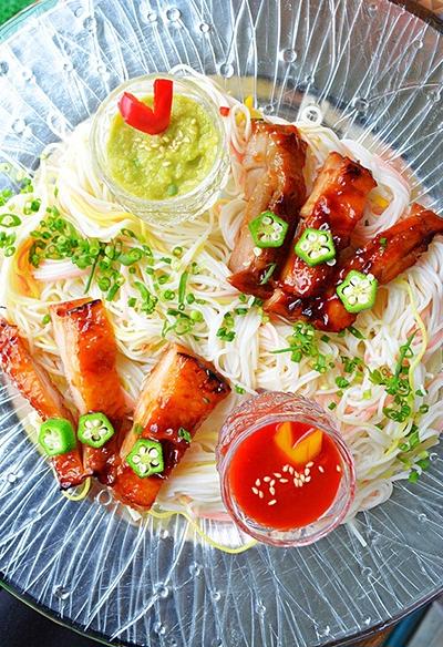 おめかししたガッツリそうめん　つゆ絡めチキン　アボカド＆トマトの2種のとろーりつゆ