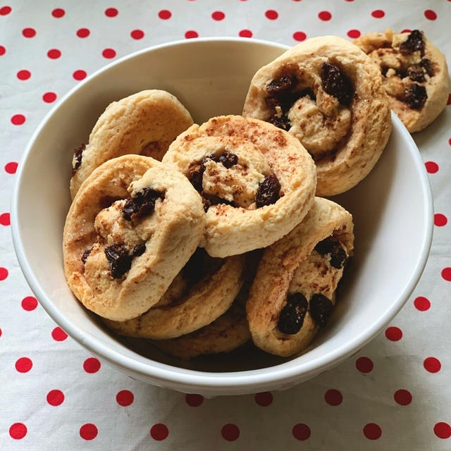 今日はお菓子…ハウスのシナモンパウダーとホットケーキミックスを使ってカリッと「シナモンロールクッキー」簡単◎