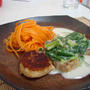 鮭、おから、じゃがいものハンバーグと人参のサラダ（Salisbury Steak-Like Dish with Salmon, Tofu Refuse, and Potato Mixture, and Carrot Salad）