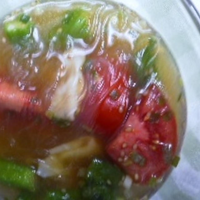 鶏ガラ風味トマトとオクラのスープ