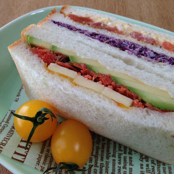 サンドイッチ〜卵とトマトと紫キャベツ&アボカドと人参とチーズ