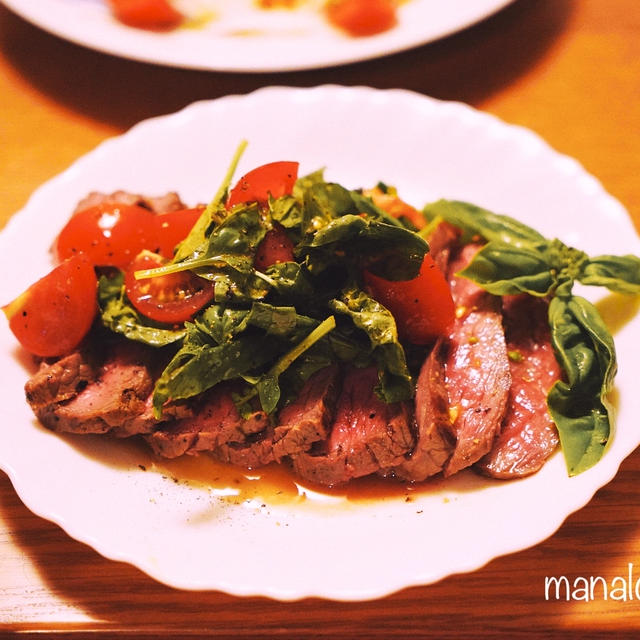 ［レシピ］トマトとバジルのマリネソースでさっぱり♪牛もも肉のレアステーキ