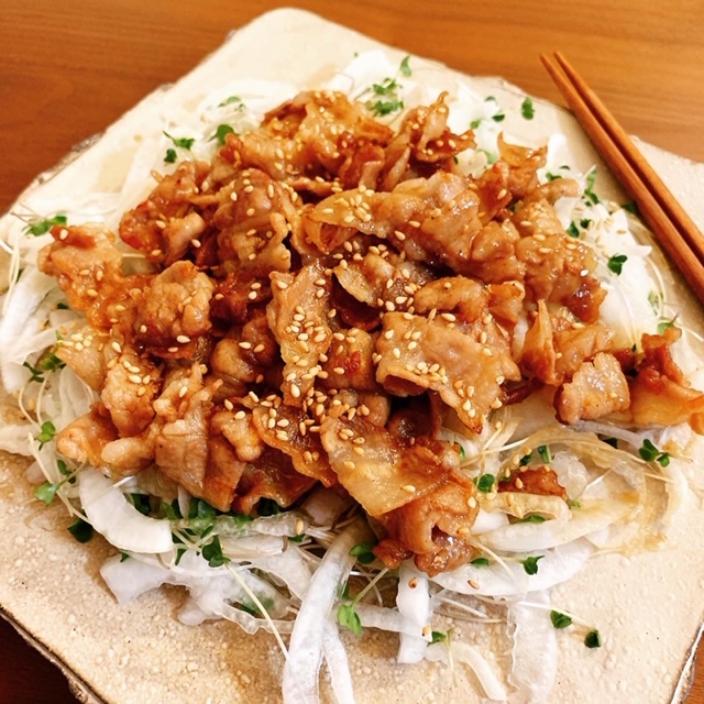 新玉ねぎのカリカリ豚肉のせサラダ By ひーママさん レシピブログ 料理ブログのレシピ満載