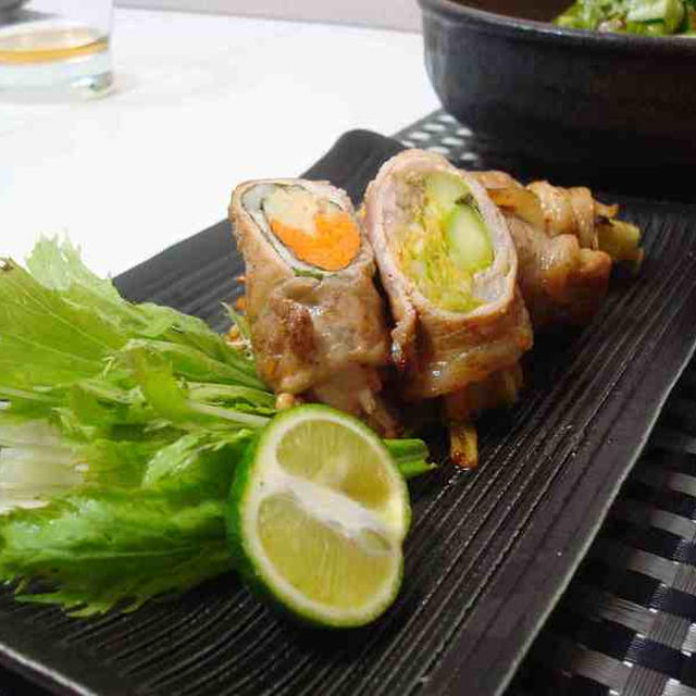 2種の豚肉の巻き焼き、豆腐とサラダ、キャベツと人参のスープ（Two Kinds of Grilled Rolled Pork, Tofu with Salad, and Cabbage and Carrot Soup）