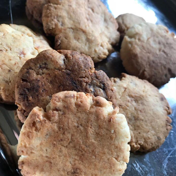 皿に並んだ酒粕クッキー