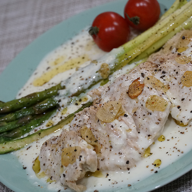 『蒸し鶏ムネ肉のチーズソースがけ』チーズ好きにはたまらない一品！