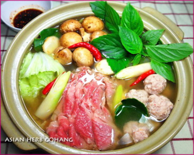 タイ風バジルハーブレモン鍋牛肉と海老団子