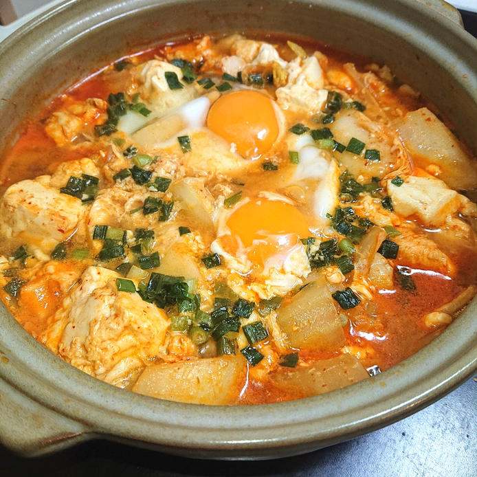 グレー色の土鍋に入った、白菜と鶏むね肉の韓国風チゲ鍋
